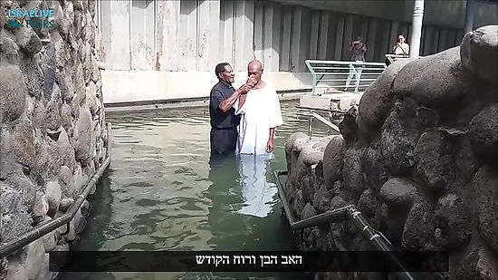 ירדנית - טקס טבילה מרגש עם קבוצת צליינים